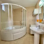Attalos Vilă *