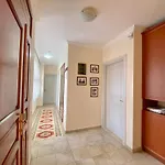 Attalos Vilă *
